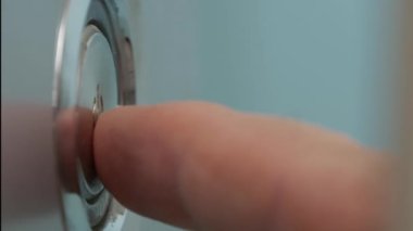 Elle Düğmeyi Aç, Cihazı Başlat. Bir parmak güç düğmesine basıyor, düğmeyi açıyor. Kavram Üzerindeki Güç.