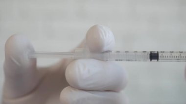 Doktor 'un Eli Sterilize Şırıngayla Aşı Yapıyor. Virüs Küresel Salgınında Bağışıklık Konsepti, Aşı Kampanyası.