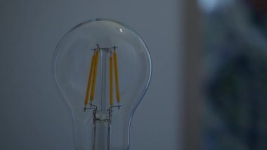 Led Ampulü Başlatan Odada Işığı Açan Bulanık Kişi. Led Lights Aydınlatma Teknolojisi ile Ev Kurtarma Enerjisi.