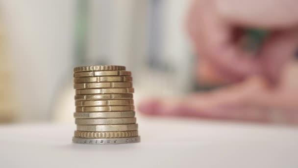 Man Taking from a Stack of Metallic Coins Calculating Expenses Tentar fazer economia. Conceito Financeiro de Man Planning Poupança e Despesas com Dinheiro em Dinheiro. — Vídeo de Stock