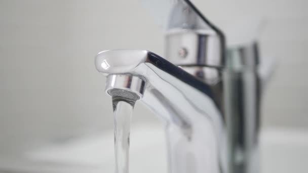 Voksen iført beskyttende husholdning handsker i hænderne Lukning af vasken Tryk fra badeværelset. – Stock-video