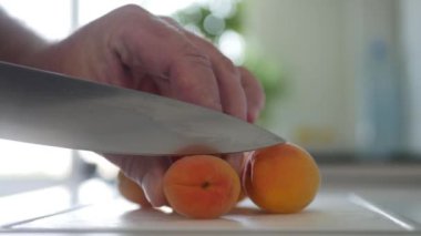 Tatlı ve taze kayısılarla nefis bir kahvaltı hazırlıyorum. Doğal ve Sağlıklı Beslenme. Meyve ve Vitaminli Vegan Diyet.