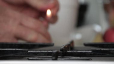 Mutfak sobasının ateşini yakmak gazı açmak ve kibrit kullanmak. Calor Gaz Kullanımına Başlayan Adam Kibrit Kullanıyor.