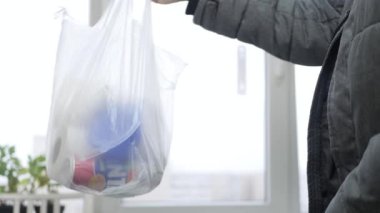 Alıcı dükkandan eve dönüyor ve alışveriş fişini kontrol ediyor. Bakkaldan Adam Masrafları Kontrol Ediyor. Yiyecek için Mali Bütçe Hesaplayan Yaşlı Kişi. Aile Bütçe Ekonomisi. Mali Kriz.