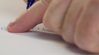İşadamı Kontrol Listesi Kutusunu İşaretliyor. Yapılacaklar Listesini İşaretliyorum. Bir İşaretleme Listesinin Tüm Kutularını İşaretleyen Bir Kişi.