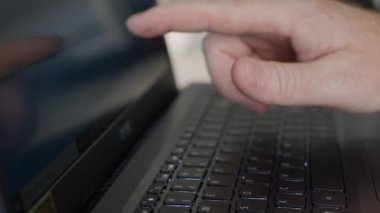 Laptop Klavyesinde Metin Yazan Bir Adamla Bulanık Çekim. İş Adamı Not Defteri Kullanıyor, E- posta Gönderiyor ve İnternet Taraması.