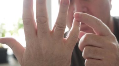 Üzgün Kişi, Günlük Gelir ve Giderleri Bir Elden Parmakları Kullanarak Hesaplamakla meşgul. Parmaklarını kullanarak bir şeyi numaralandıran adam..