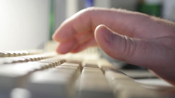 Bilgisayar Klavyesinde Nternet Sayfalarına Yazan Bir Adam Ile Bulanık Çekim — Stok video