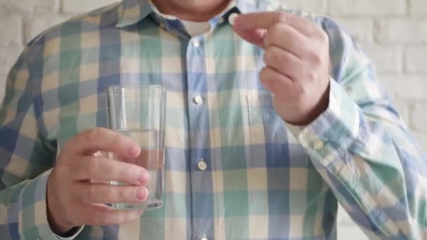 Oudere Persoon Die Zich Ziek Voelt Neemt Medicijnen Met Water — Stockvideo