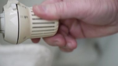 Radyatör Sıcaklığını Düşük Ayarlamak, Termostat Değerini Değiştirmek ve Termik Enerji Tüketimini Denetlemek. Enerji Krizi Konsepti.