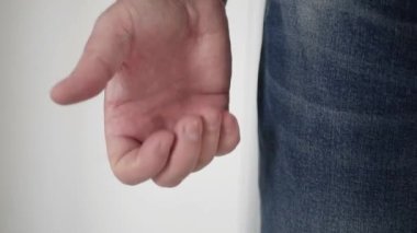 Protesto Antlaşması 'nda Yumruğunu Kavrayan Kızgın Adam' la çekim yapmak. Bir kişi deliriyor ve yumruğunu sıkıyor..