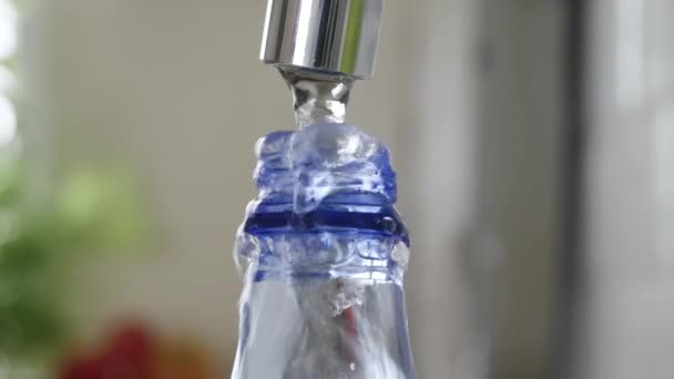 Γεμίζοντας Ένα Πλαστικό Μπουκάλι Φρέσκο Νερό Δημιουργία Αποθέματος Νερού Έναν — Αρχείο Βίντεο