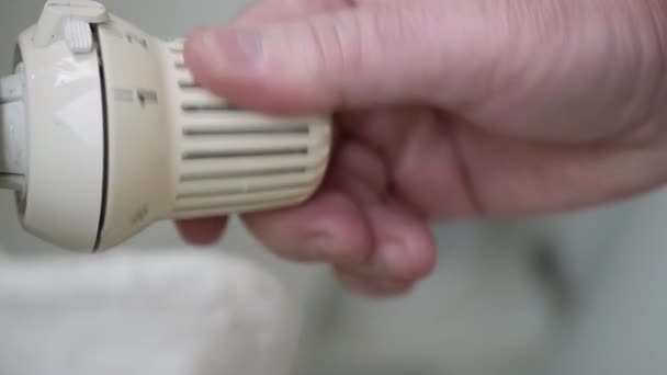 Niedrige Heizkörpertemperatur Einstellen Den Thermostatwert Ändern Und Den Wärmeenergieverbrauch Überprüfen — Stockvideo