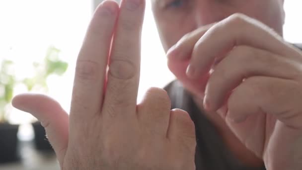 Грустный Человек Озабочен Расчетом Ежедневных Доходов Расходов Используя Пальцы Руки — стоковое видео