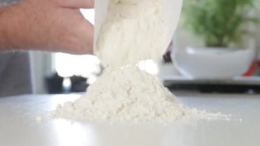 Kıdemli Fırın Şefi Mutfak Masası Hamur Yapmaya Hazırlanıyor. Geleneksel Ev Yapımı Ekmek İçin Hamur Yapan Adam.