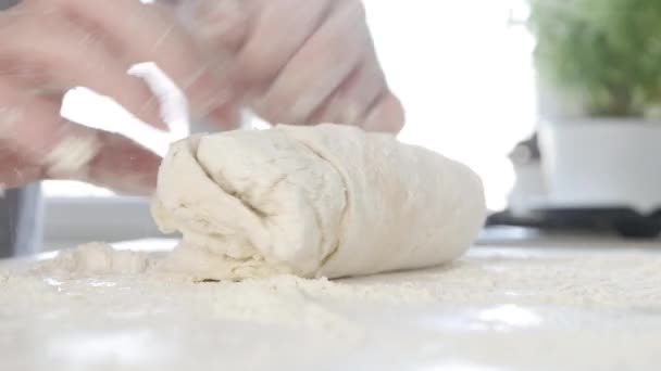 Senior Bakkerij Chef Kneading Dough Keukentafel Oude Man Keuken Maakt — Stockvideo