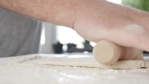 高级面包店主厨在厨房桌子上滚槽 厨房里的男人为传统的自制比萨和糕点做粗粮 — 图库视频影像