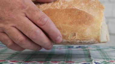 Adam bir pastanede sıcak ve lezzetli bir ekmek pişiriyor..