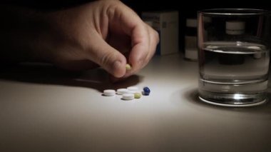 Hasta bir hastayla vurulmak. Bir alıcıdan birkaç ilaç almak. Adam Baş Ağrısı İçin İlaç Arıyor.