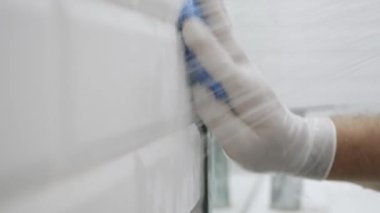 Eldivenleri Elle Temizleyen Banyo Perisi 'nde Koruyucu Temizlikçi. Ev işleri işte. Erkek Yıkama Banyosu Çömleği.