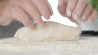 Mutfak masasında kıdemli fırın şefi hamur yoğuruyor. Mutfakta Yaşlı Adam Geleneksel Ev Yapımı Ekmek Hazırlıyor.