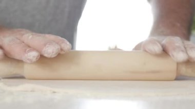 Mutfak Masasında Kıdemli Fırın Şefi Yuvarlanan Hamur. Mutfakta Geleneksel Ev Yapımı Pizza ve Pastalar İçin Hamur Yapan Adam.