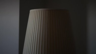 Modern ve Ekonomik LED Işıklandırma Konsepti. Adam lambada ampulü değiştiriyor ve odanın ışığını yakıyor..