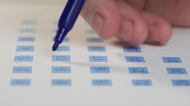 Günlük Planlama ve Kontrol Programı ya da Takvimdeki Tatil. Takvimde Kalemle İşaretleme İşareti Yapılıyor, Önemli Bildirim.