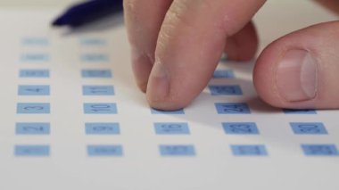 Bir Takvimde Parmaklarla Gergin Hareketler Yapan Bir Huzursuz Kişi Günlük Programı Yapmaya Çalışıyor.