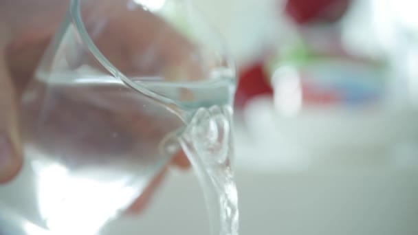 Barista Svuota Bicchiere Acqua Una Persona Che Versa Acqua Bicchiere — Video Stock