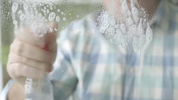 Człowiek Mycie Czyszczenie Okna Domu Pomocą Cleanser Spray Pianki Środka — Wideo stockowe