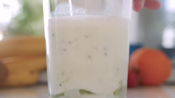 Mezcla Batido Frío Con Frutas Kiwi Leche Fresca Una Bebida — Vídeos de Stock