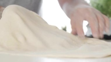 Mutfak Masasında Kıdemli Fırın Şefi Yuvarlanan Hamur. Mutfakta Geleneksel Ev Yapımı Pizza ve Pastalar İçin Hamur Yapan Adam.