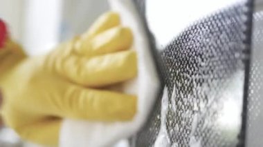 Bulanık Çekim Eldiven Giyen, Yemek Fırını 'nı Sprey Deterjanla Temizleyen Mutfak İşlerinde Rutin Aktivite.