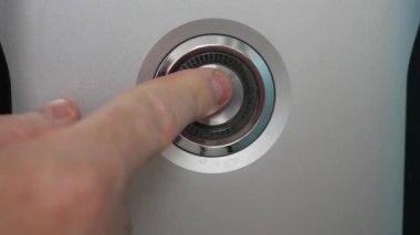 Elle Düğmeyi Aç, Cihazı Başlat. Bir parmak güç düğmesine basıyor, düğmeyi açıyor. Kavram Üzerindeki Güç.