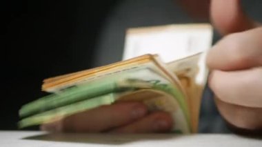 Elleri Banknotları Sayarak Bulanık Çekimler, Maaş Ödemeleri Hesaplanıyor veya Nakit Faturalarla Ödeniyor. Mali Yatırımlar Konsepti.