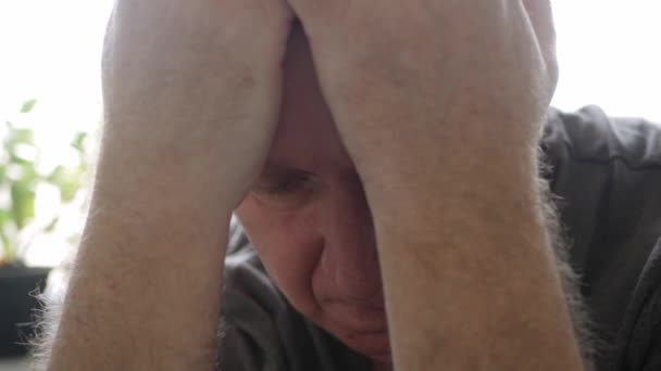 Starsza Osoba Czuje Się Chora Rozczarowana Bezradna Smutny Człowiek Problemami — Wideo stockowe