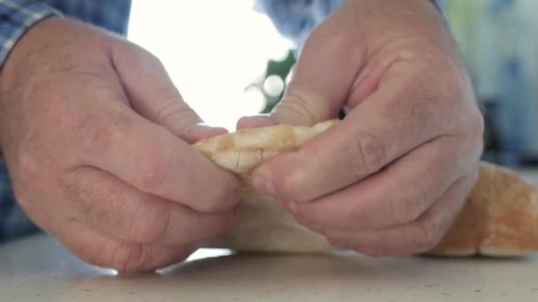 Съемки Человеком Который Сломал Две Половинки Свежего Хлеба Презентация Хлеба — стоковое видео