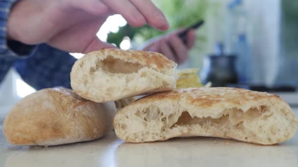 Niewyraźne Fotografowanie Głodną Osobą Jedzenie Smaczny Kawałek Świeżego Chleba Sms — Wideo stockowe