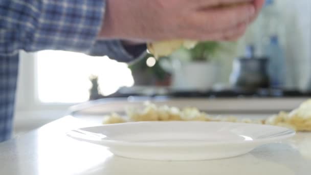 Suddig Fotografering Med Man Som Lägger Bordet Krispig Bakad Potatis — Stockvideo