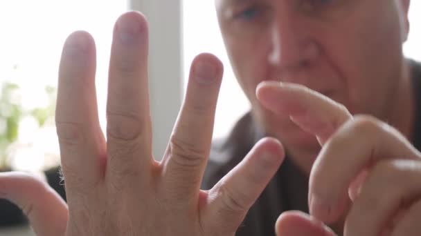 Üzgün Kişi Günlük Gelir Giderleri Bir Elden Parmakları Kullanarak Hesaplamakla — Stok video