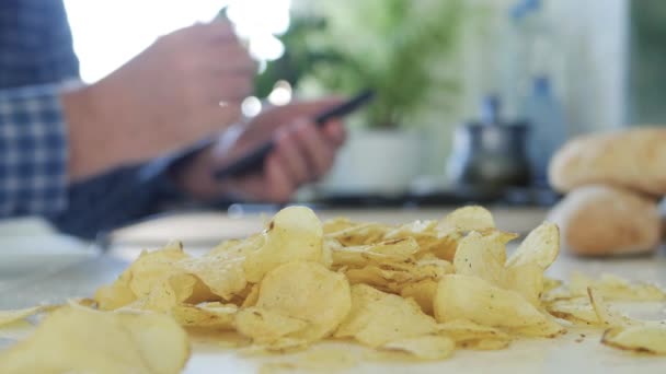 Skjuta Med Hungrig Person Äta Läckra Krispiga Bakade Potatisskivor Tid — Stockvideo