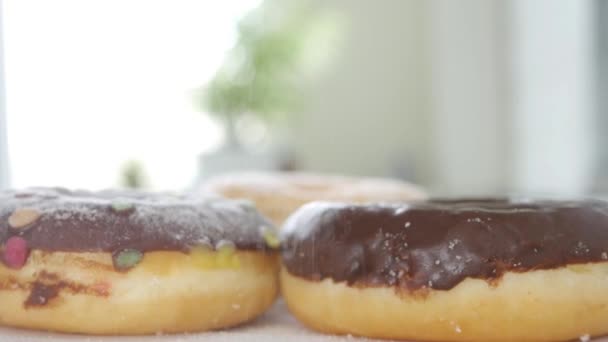 Σκόνη Λευκή Ζάχαρη Μερικά Γλυκά Και Νόστιμα Ντόνατς Glazed Σοκολάτα — Αρχείο Βίντεο