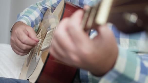 Tiro Borroso Con Músico Tocando Guitarra Relajándose Con Música Artista — Vídeos de Stock