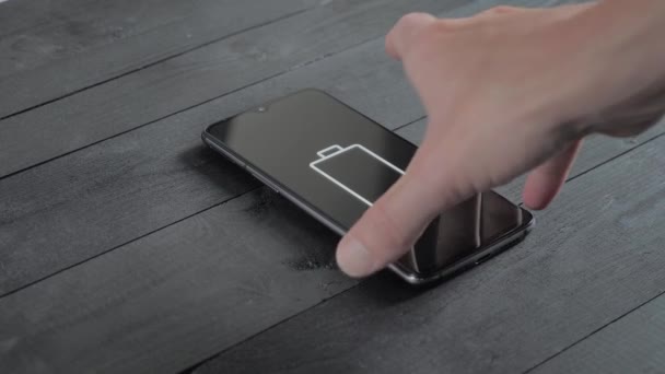 Man Charge Smartphone Using Wireless Charging Table Wireless Technology Black — Αρχείο Βίντεο