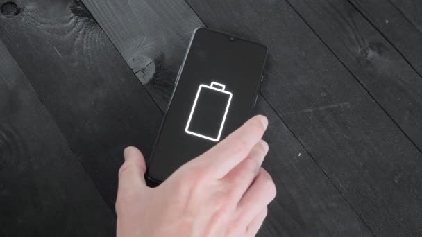 Man Charge Smartphone Using Wireless Charging Table Wireless Technology Black — Αρχείο Βίντεο