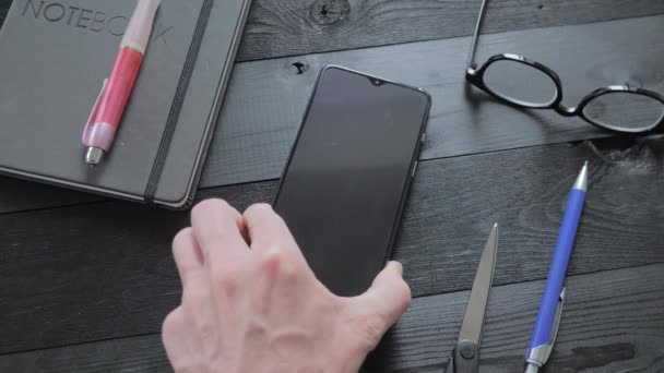 Man Charge Smartphone Using Wireless Charging Table Wireless Technology Black — Stok Video