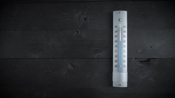 Změna Klimatu Teploměr Černém Dřevěném Stole Ukazuje Stoupající Teplotu Horní — Stock video