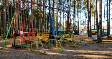 Druskininkai, Litvanya - 27 Şubat 2022: Sovyet Heykel Müzesi Grutas Parkı 'nda Sovyet salıncağı.