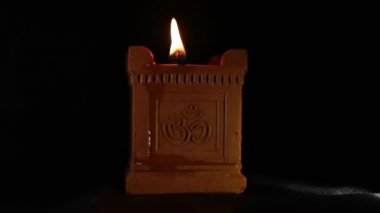 Geleneksel el yapımı bir gaz lambası Deepavali, Maha Shivaratri ve diğer birçok dini festivalde kullanılan Om sembolü ile yakılmaktadır..
